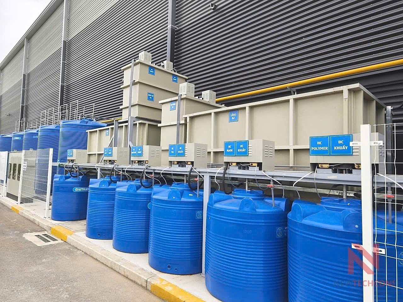 Hệ thống bồn chứa và bơm định lượng hoá chất xử lý nước tại nhà máy
