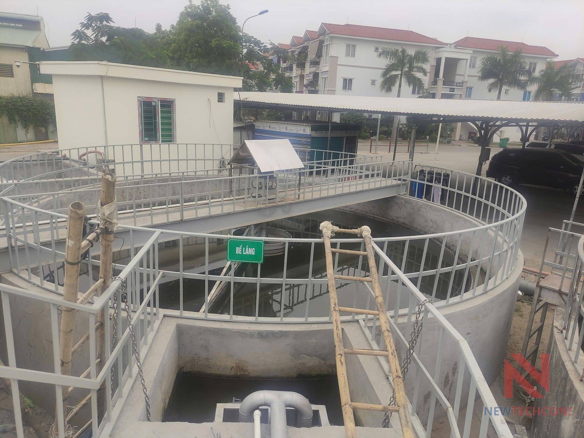 Bể lắng tròn có cầu công tác trong hệ thống xử lý nước thải khu đô thị An Đồng